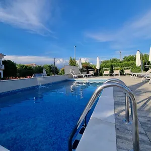Appartamento Lea With Pool, Malinska